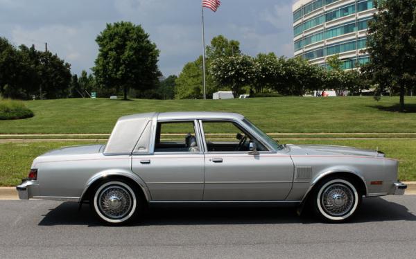 1985 Chrysler 5th Avenue 